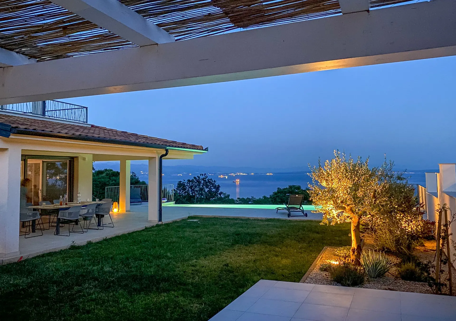 Überdachte Terrasse am Abend